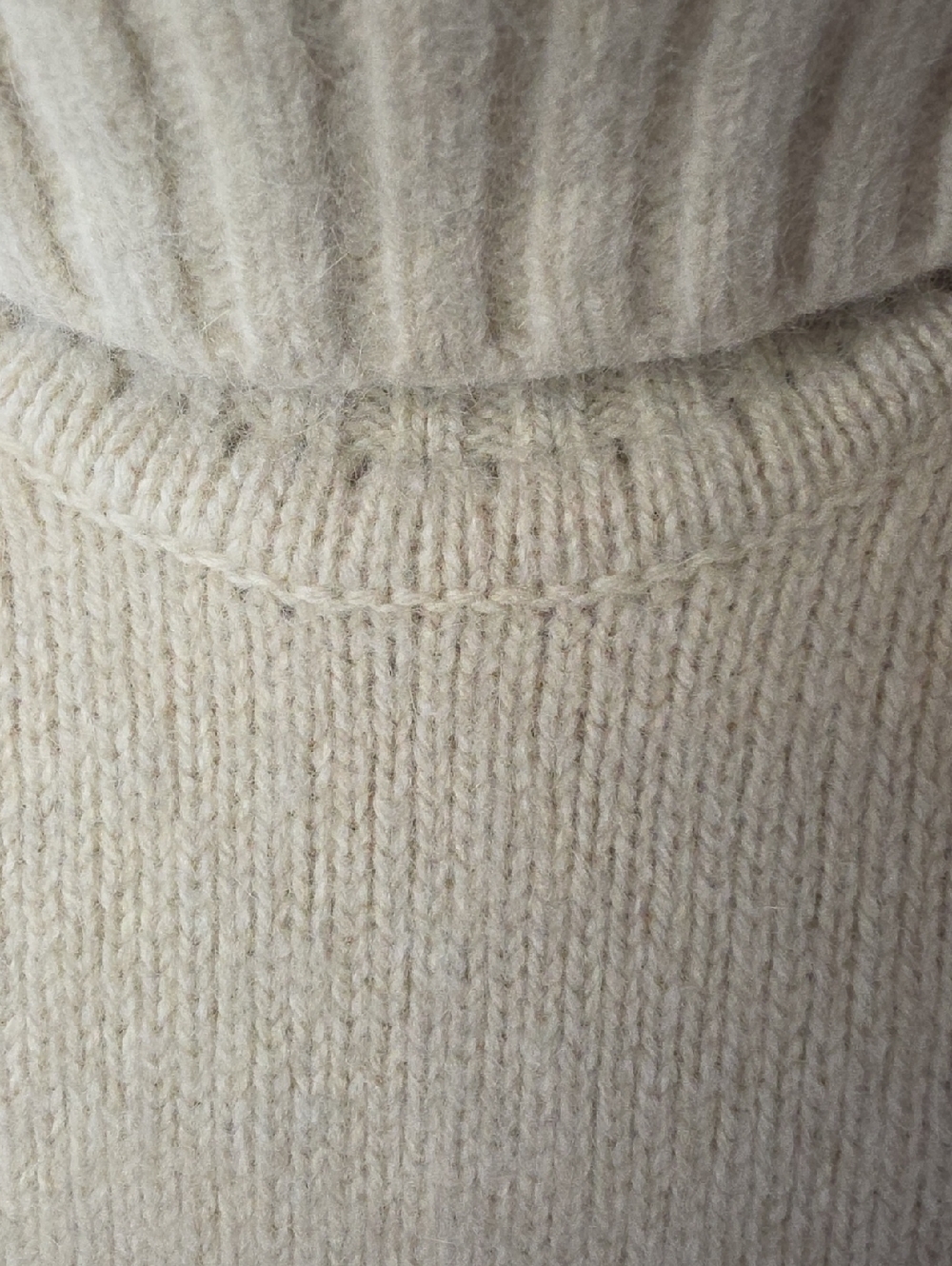 JOHNSTONS OF ELGIN Superfine Wool Angora Blend Cream Chunky Turtleneck Sweater M - Picture 5 of 7